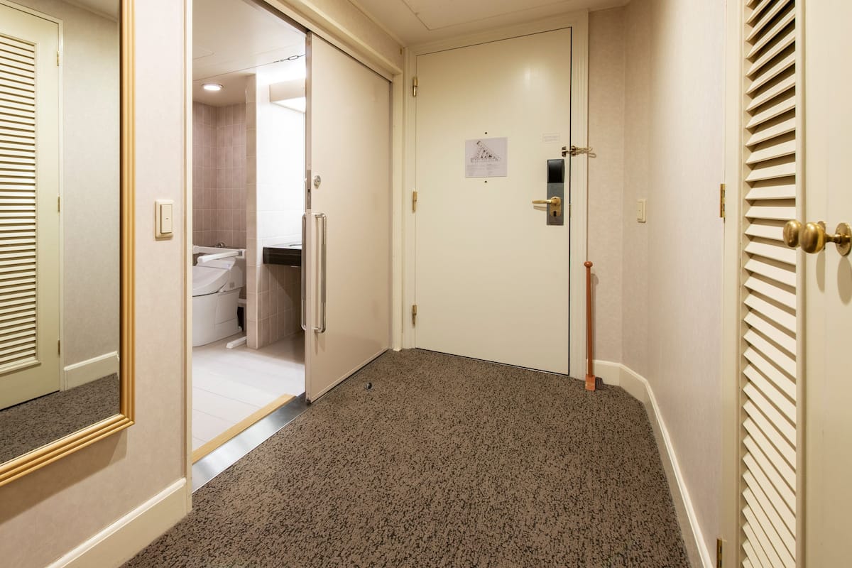 Habitación, 2 camas individuales, con acceso para personas discapacitadas | Minibar, caja de seguridad en la habitación y escritorio