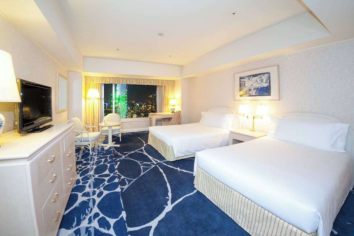 Minibar, caja de seguridad en la habitación y escritorio