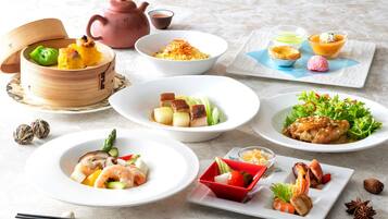 4 restaurantes; se sirven desayunos, comidas y cenas