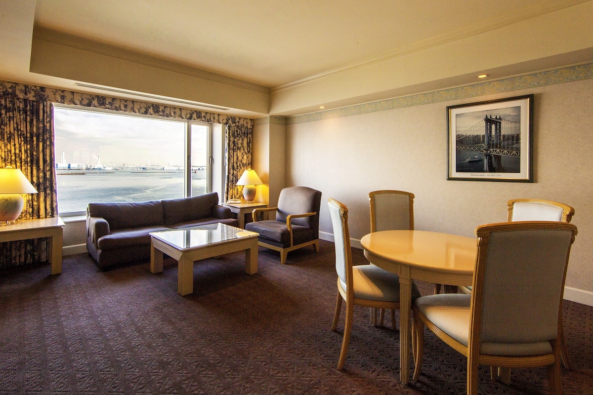 Junior Suite, 2 Single Beds, Harbour View | Living area | 32-inch TV with satellite channels, offices