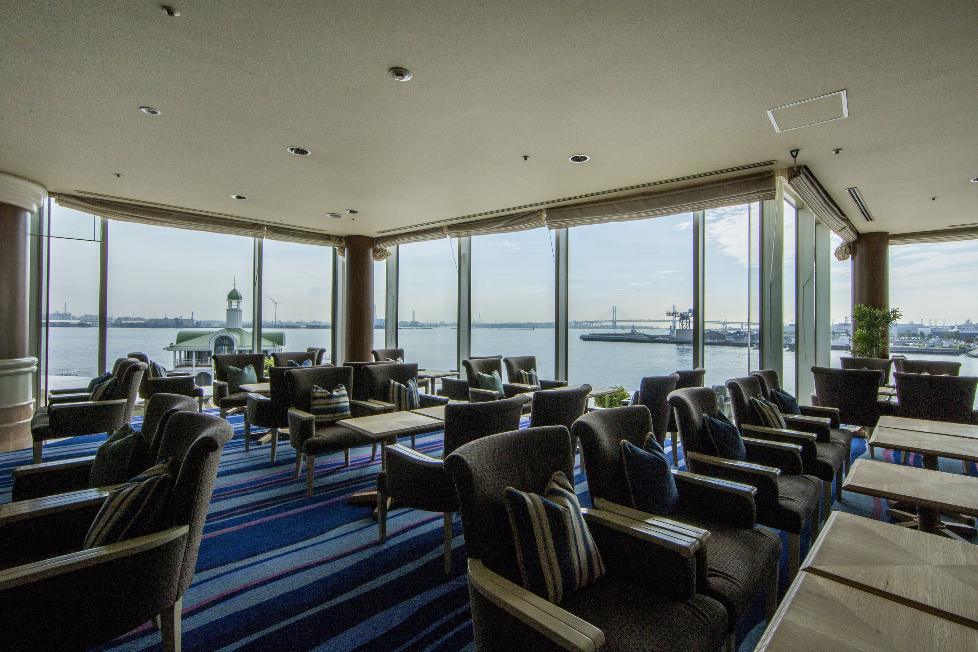 lobby lounge, ocean views, open daily