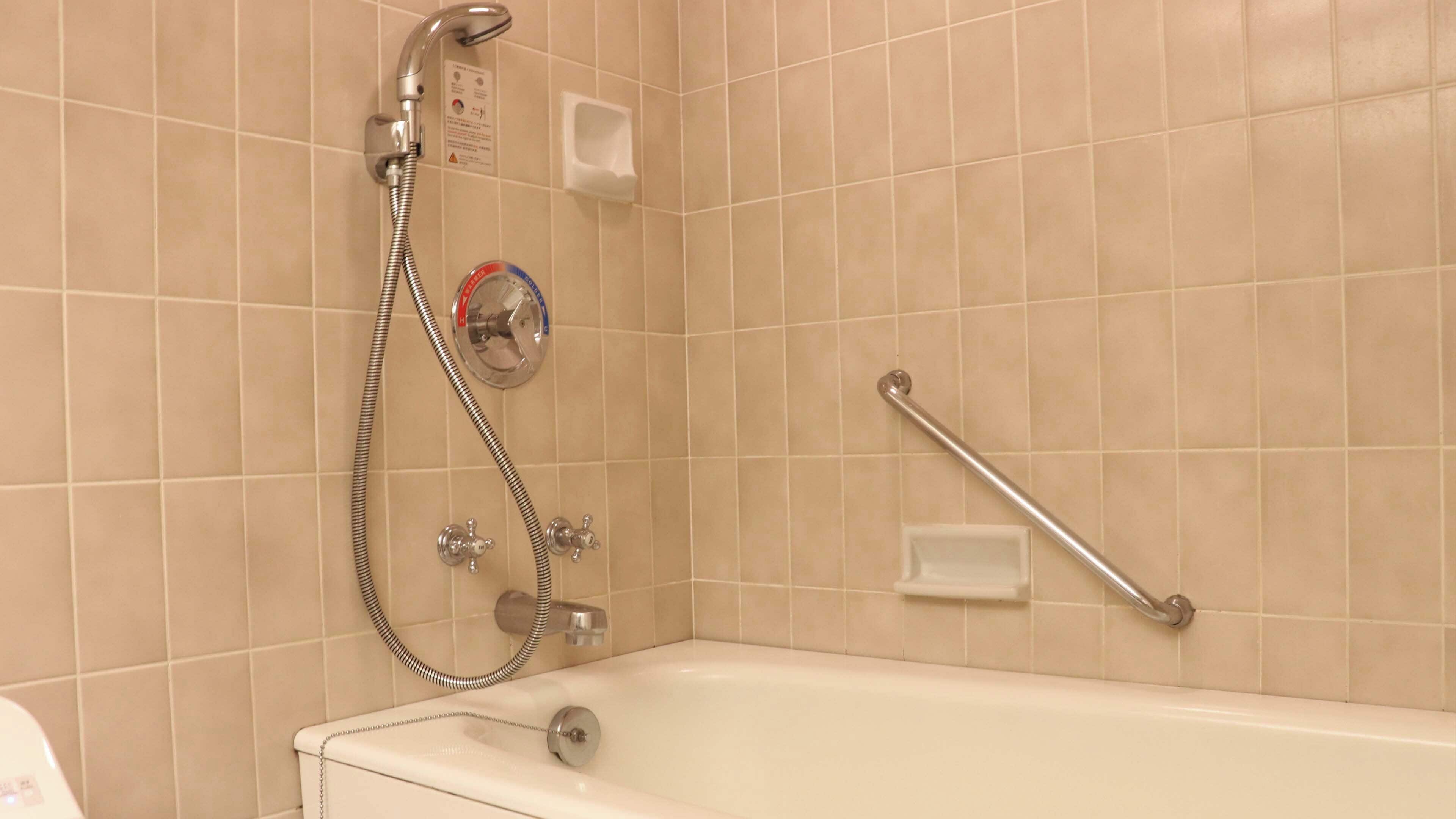 Ensemble douche/baignoire, douche à « effet pluie »