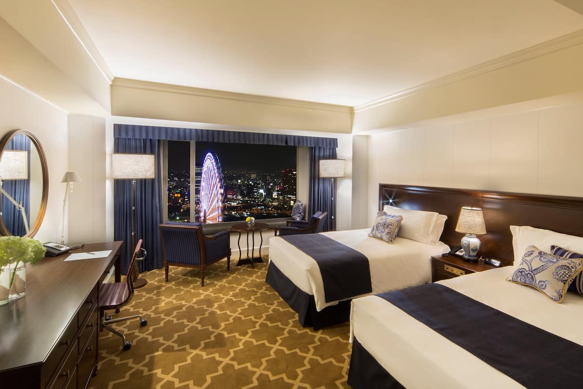 Minibar, caja de seguridad en la habitación y escritorio