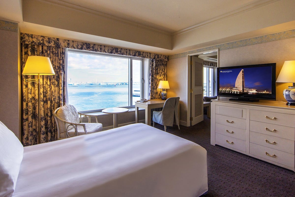 junior suite, 2 single beds, harbour view | 1 bedroom, minibar, in-room safe, desk