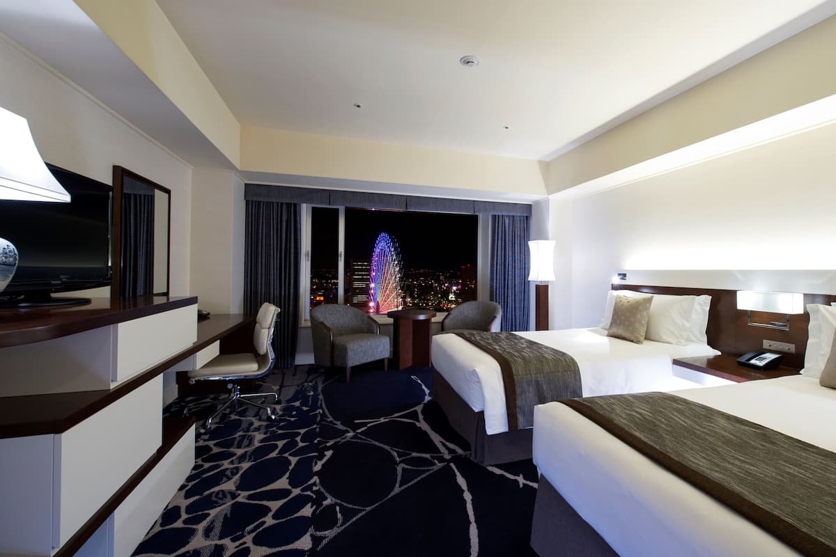 Minibar, caja de seguridad en la habitación y escritorio