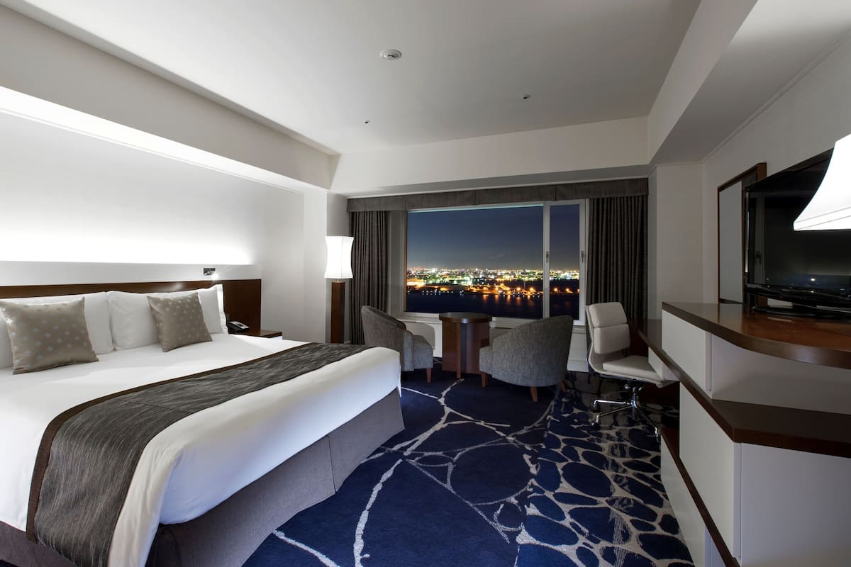 Minibar, caja de seguridad en la habitación y escritorio