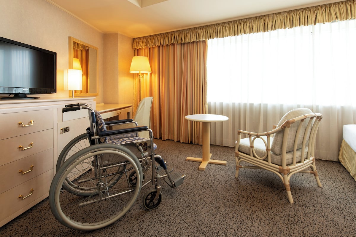 Zimmer, 2Â Einzelbetten, barrierefrei | Minibar, Zimmersafe, Schreibtisch, laptopgeeigneter Arbeitsplatz