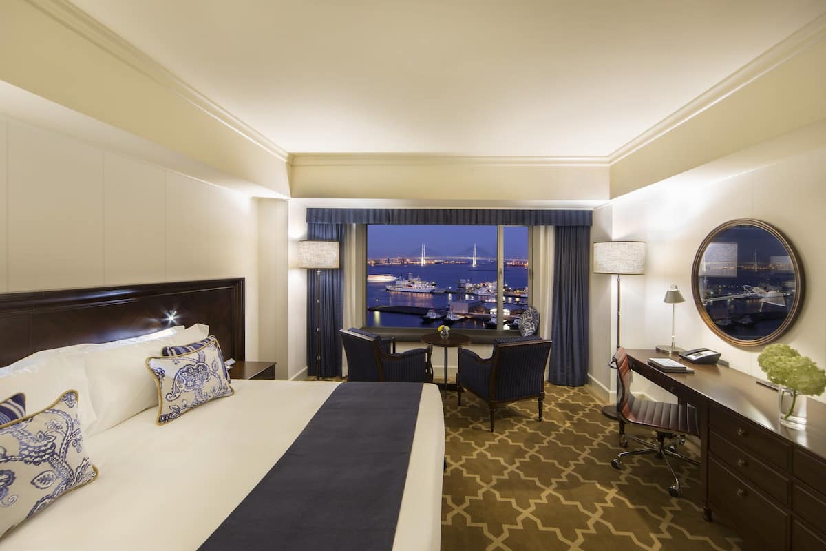 Room, 1 King Bed, Club lounge access, Harbour View | Minibar, in-room safe, desk, laptop workspace