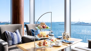Bar-salon de foyer, vue sur la mer, ouvert tous les jours