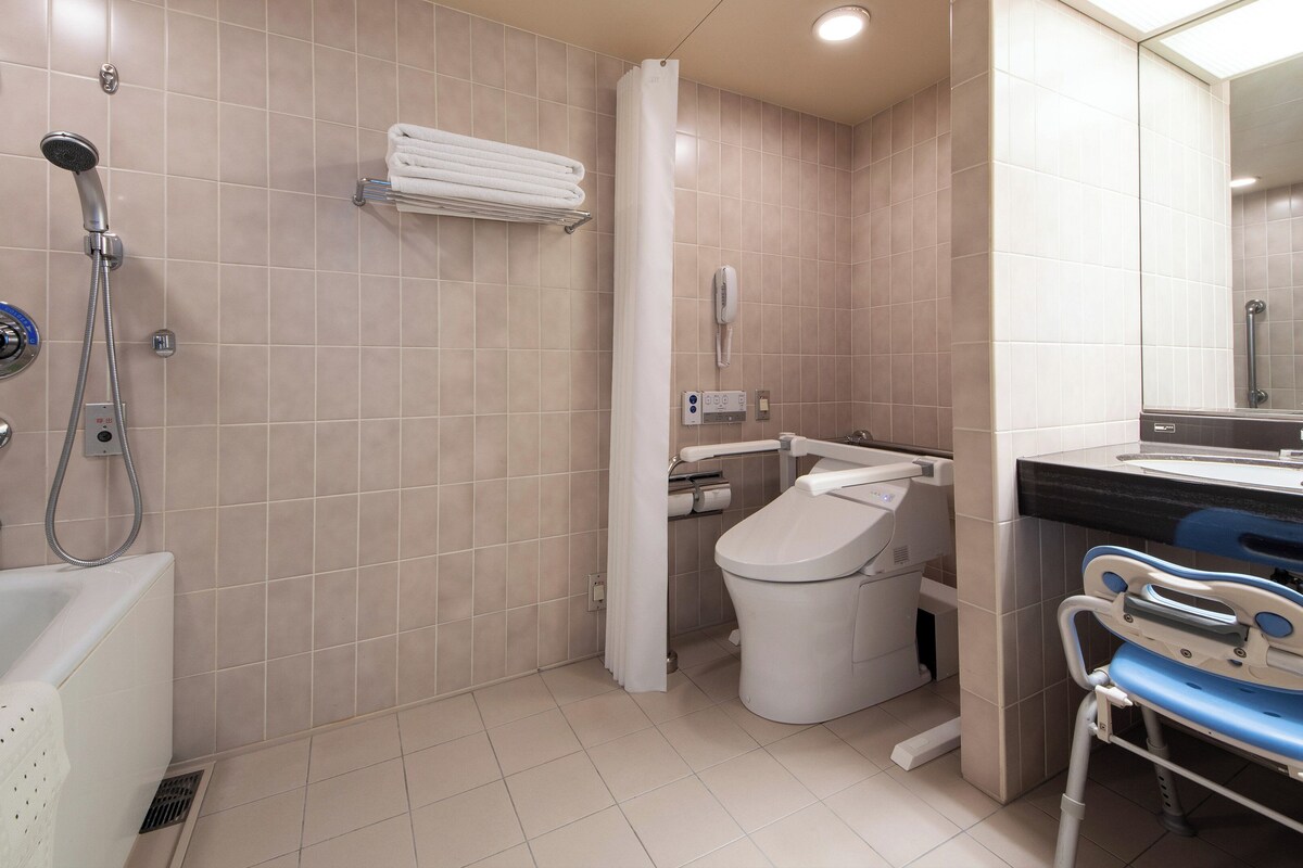 Room, 2 Twin Beds, Accessible | Minibar, in-room safe, desk, laptop workspace