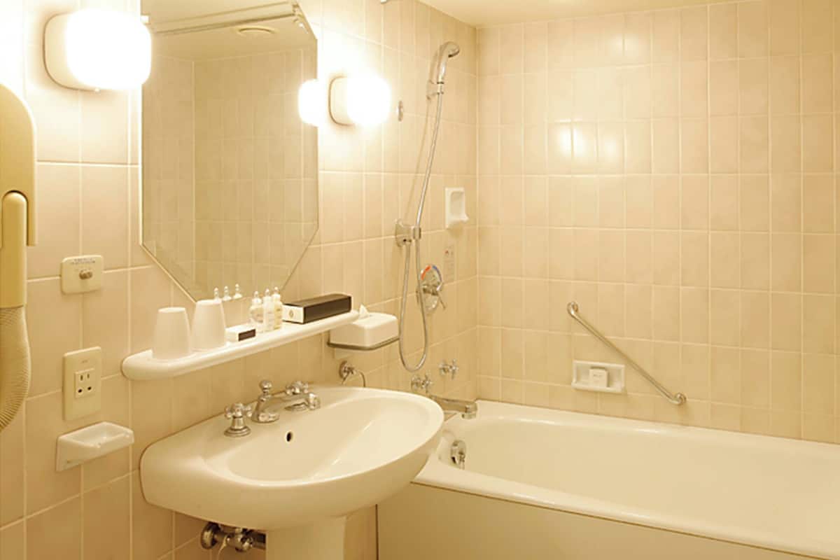 Minibar, coffres-forts dans les chambres, bureau