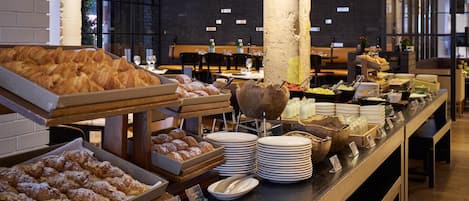 Desayuno completo diario (GBP 29.00 por persona)