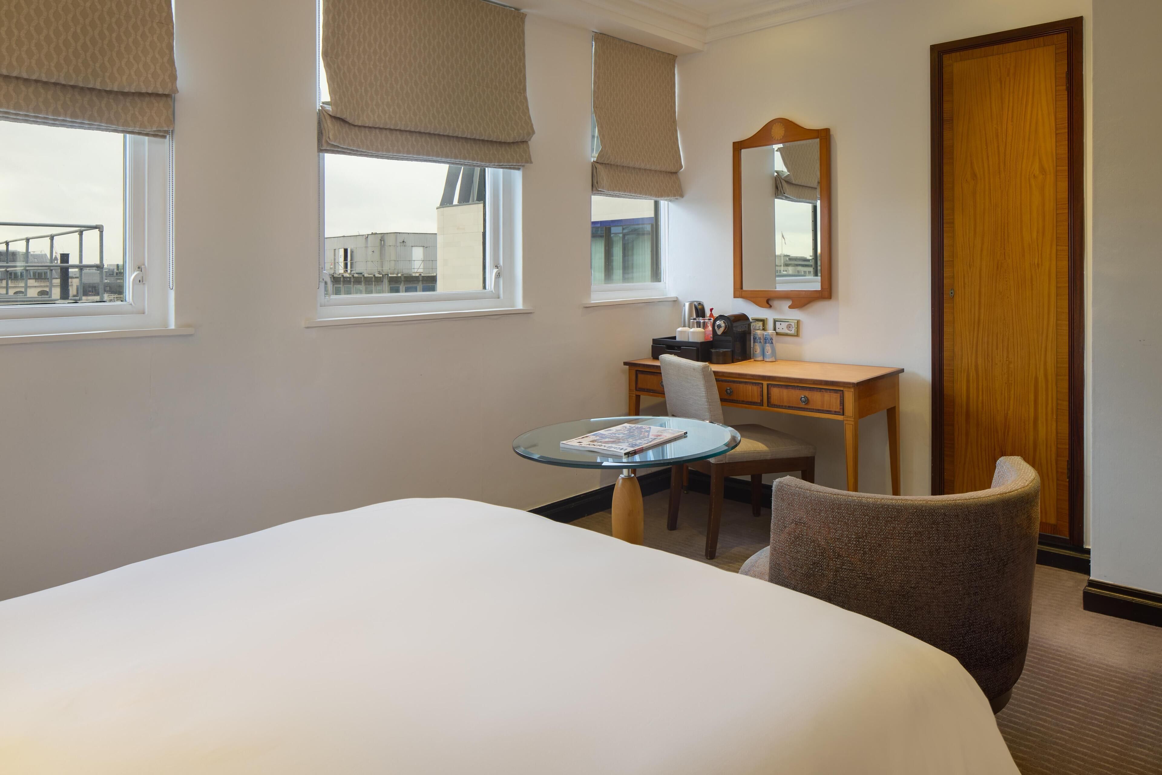 Egyptian cotton sheets, premium bedding, in-room safe, desk