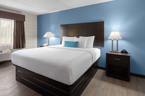 1 bedroom, desk, laptop workspace, blackout curtains - Baymont Inn and Suites by Wyndham Farmington, MO (Farmington)