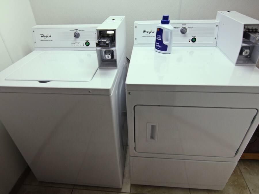 Dos lavadoras Whirlpool de carga frontal en un lavadero.