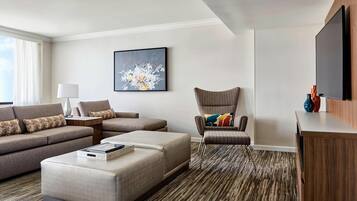 En 57-tommers Flatskjerm-TV med kabel-kanaler samt TV og Netflix