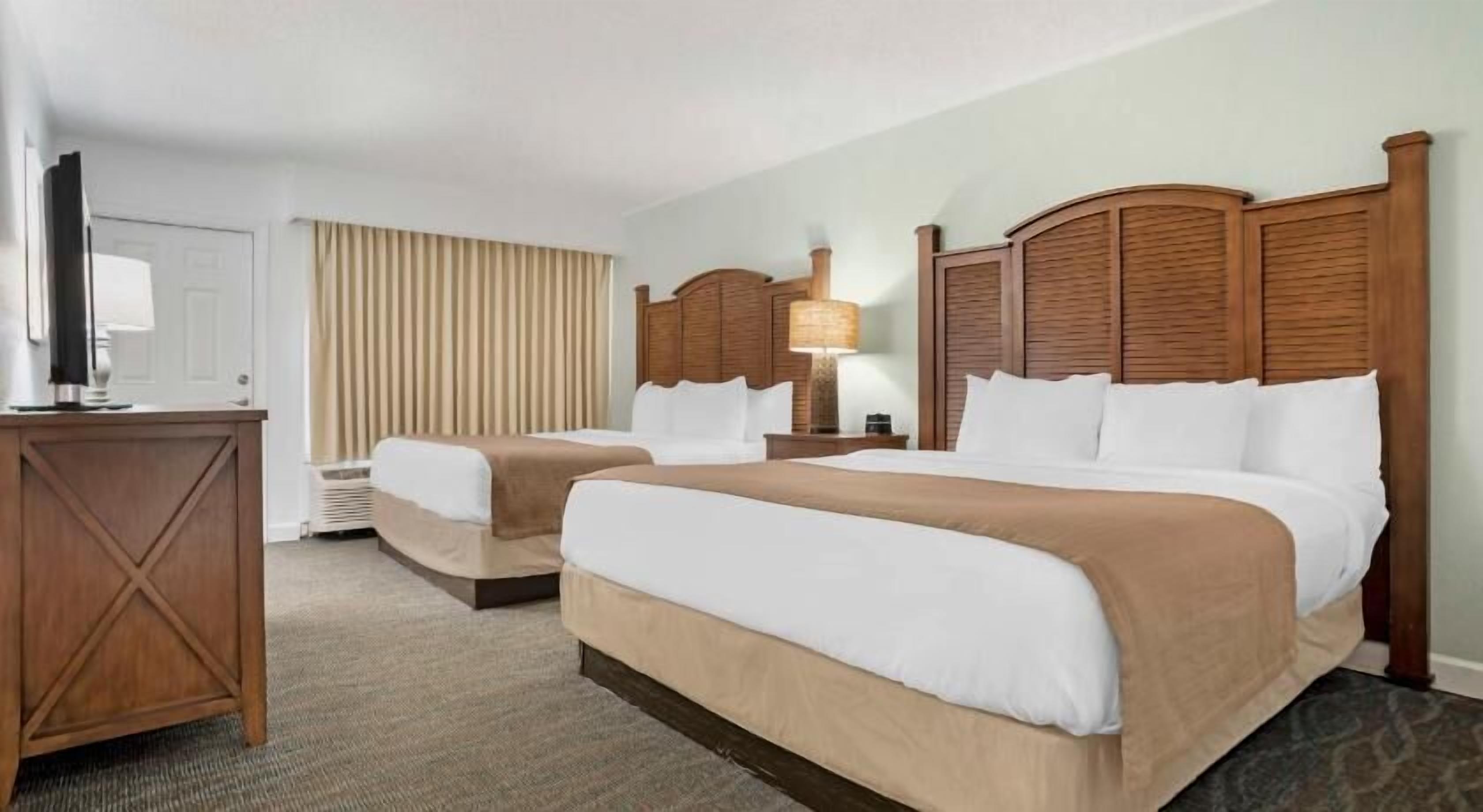 Blendingsgardiner, strykejern/-brett og barnesenger