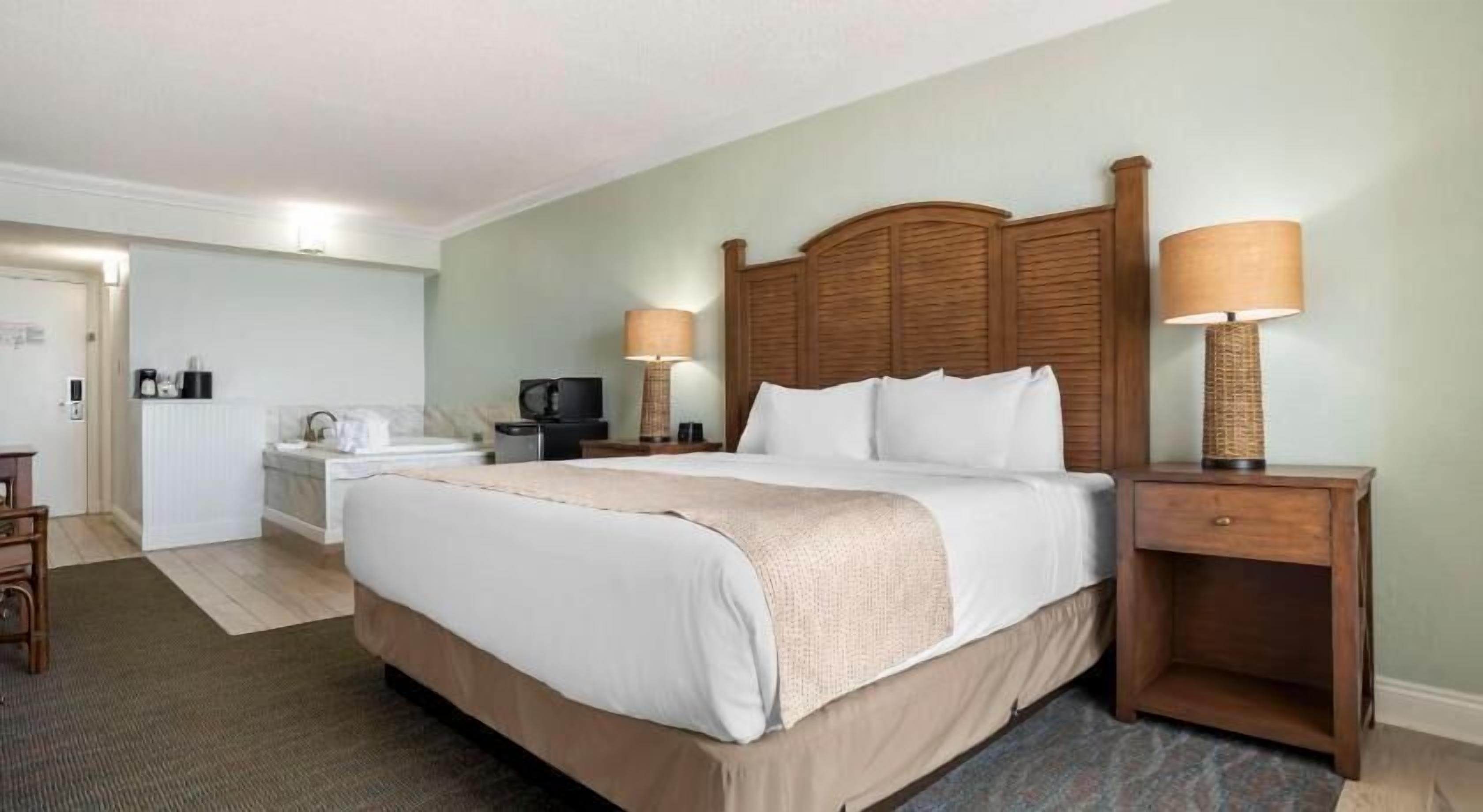 Blendingsgardiner, strykejern/-brett og barnesenger