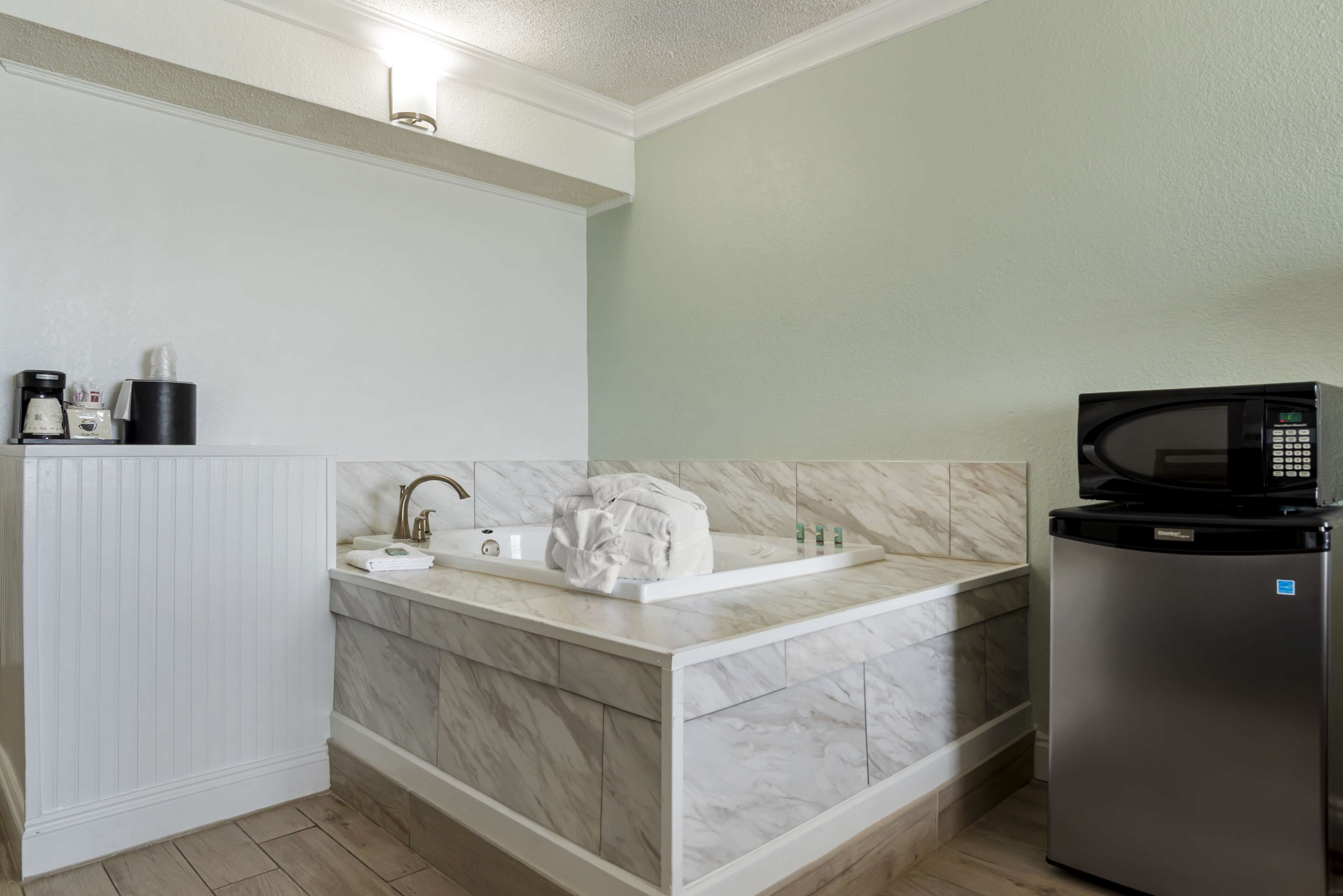 standard room, 1 king bed, non smoking, jetted tub | blackout curtains, iron/ironing board, cots/infant beds, rollaway beds