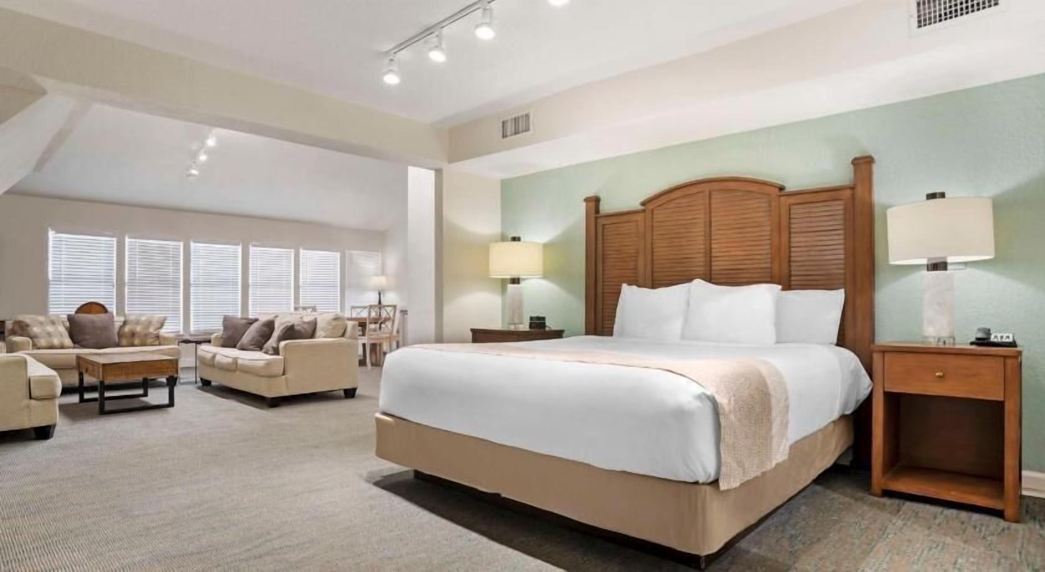 Blendingsgardiner, strykejern/-brett og barnesenger