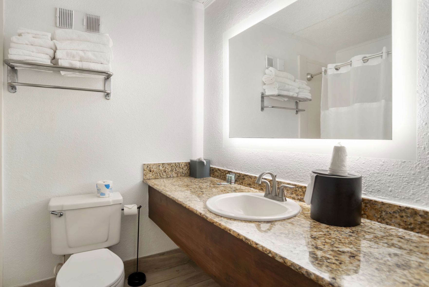 Bad | Kombinert dusj/badekar, toalettartikler (inkludert) og hårføner