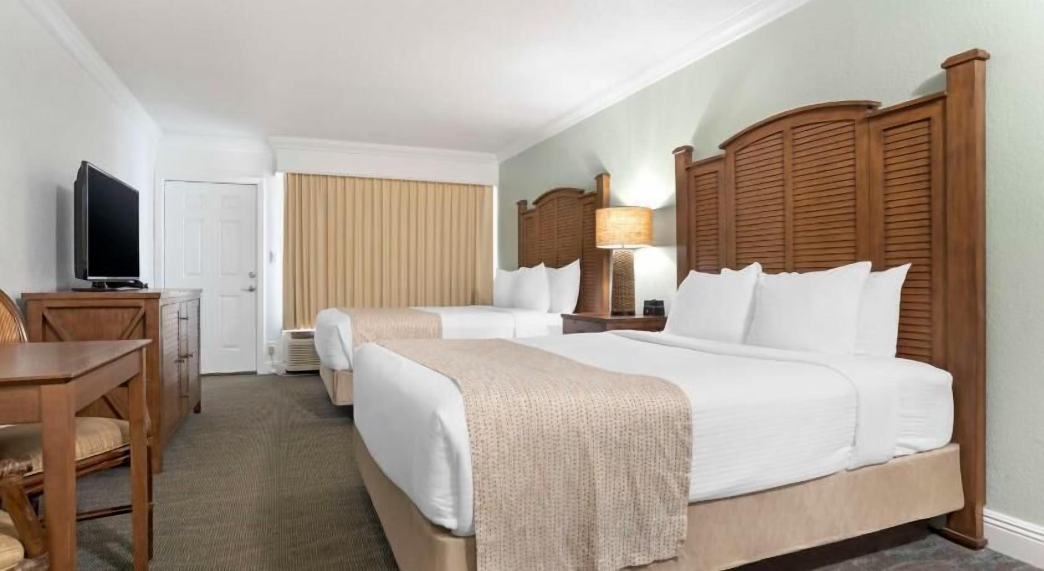 Blendingsgardiner, strykejern/-brett og barnesenger