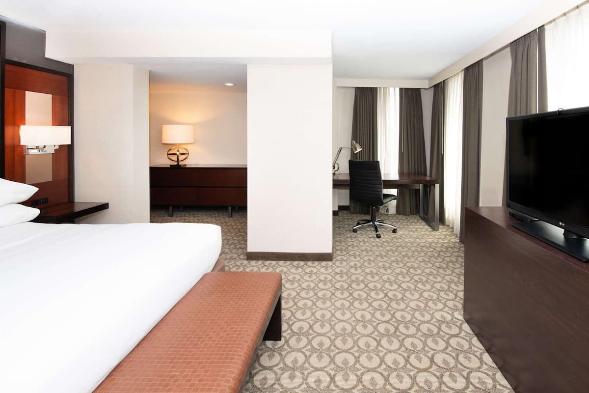 Premium bedding, in-room safe, desk, laptop workspace