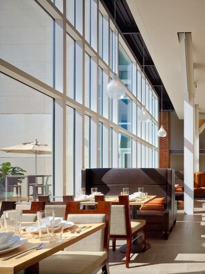 Breakfast and dinner served  - DoubleTree by Hilton Hotel & Suites Charleston Airport (North Charleston)