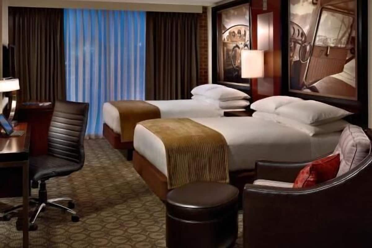 Premium bedding, in-room safe, desk, laptop workspace