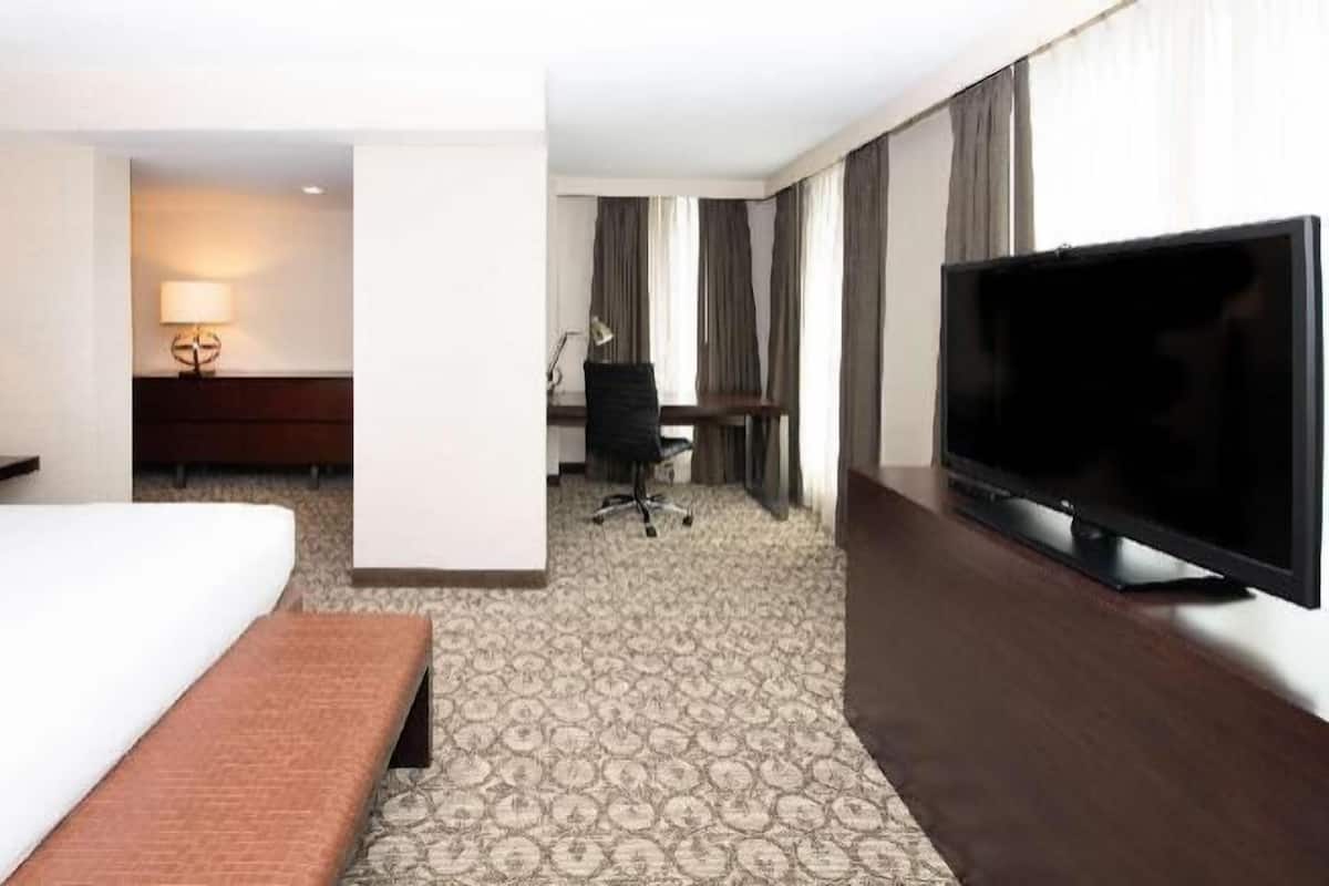 Premium bedding, in-room safe, desk, laptop workspace
