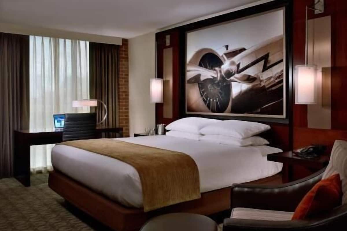 Premium bedding, in-room safe, desk, laptop workspace