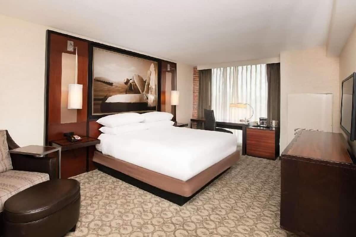 Premium bedding, in-room safe, desk, laptop workspace