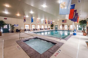 Una piscina techada, sillones reclinables de piscina