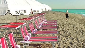 Plage, cabines (en supplément), chaises longues, parasols