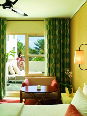 Bộ đồ giường cao cấp, minibar, két bảo mật tại phòng 