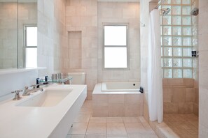 Designer toiletries, hair dryer, bathrobes, slippers - The Raleigh (Miami Beach)