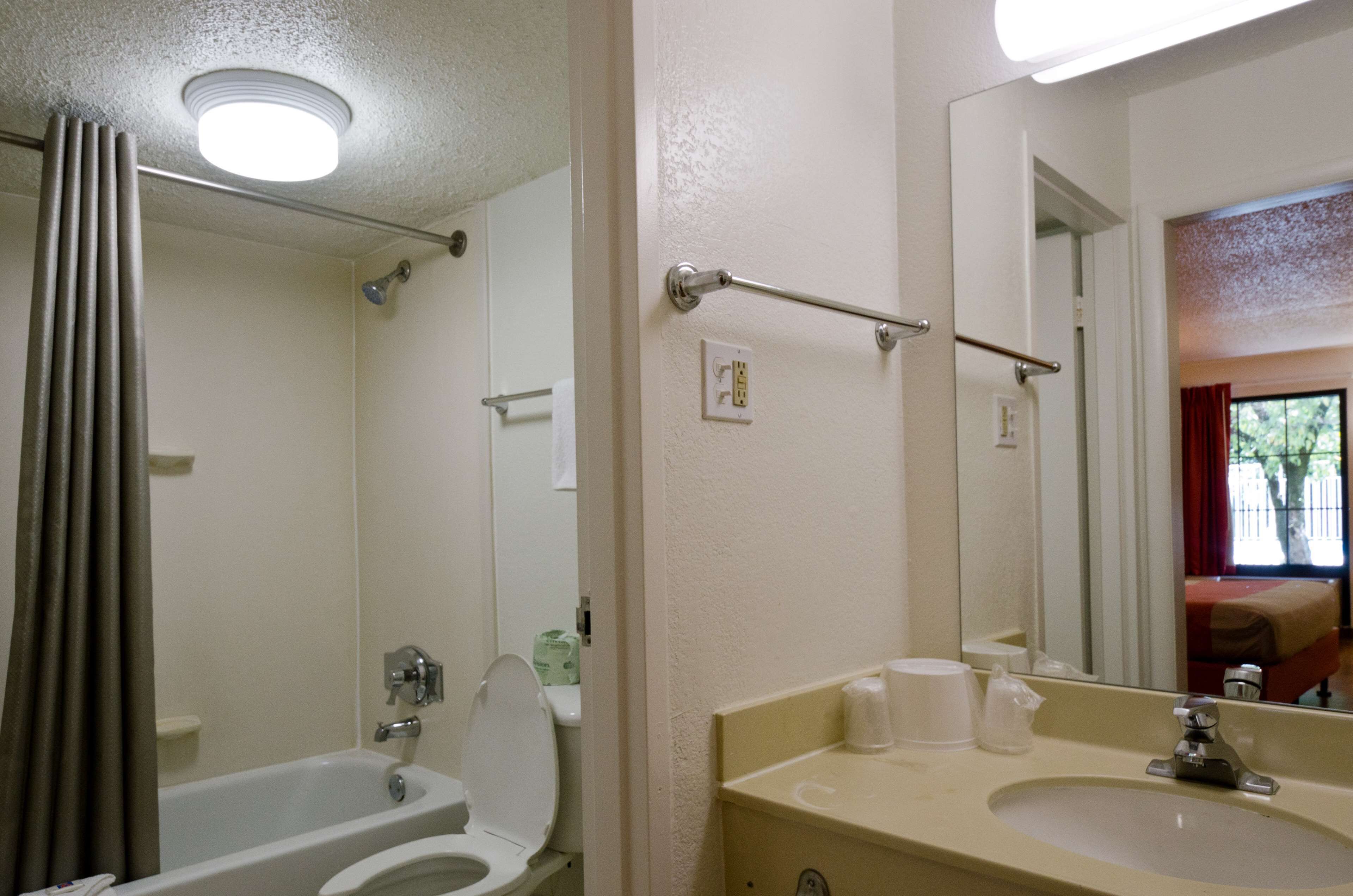 Un baño con bañera, inodoro y lavamanos.