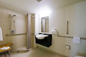 Combined shower/tub, towels