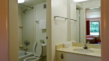 Combined shower/tub, towels