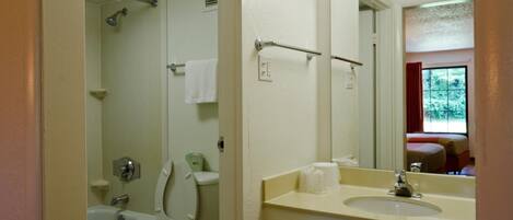 Kombinert dusj/badekar og håndklær