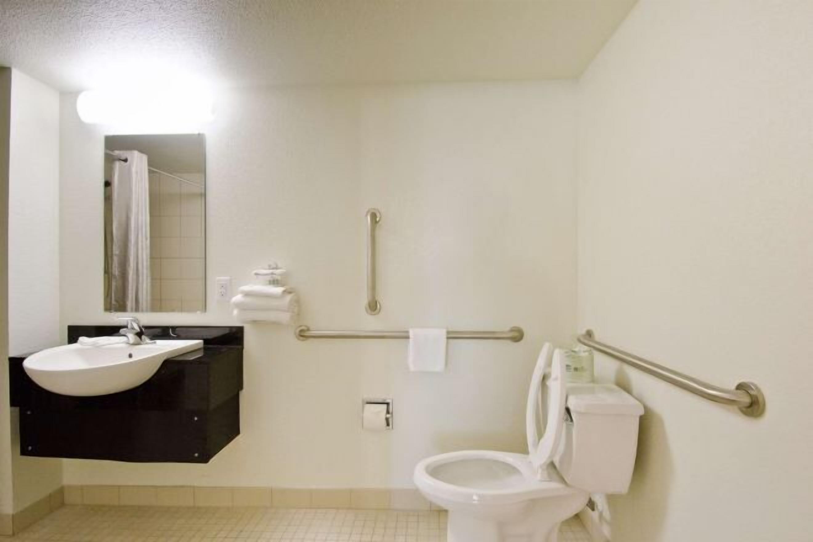 Tina con regadera y toallas 