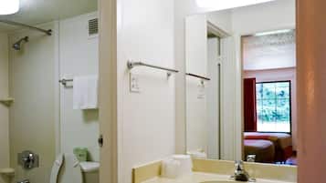 Un baño con inodoro, lavamanos y ducha.