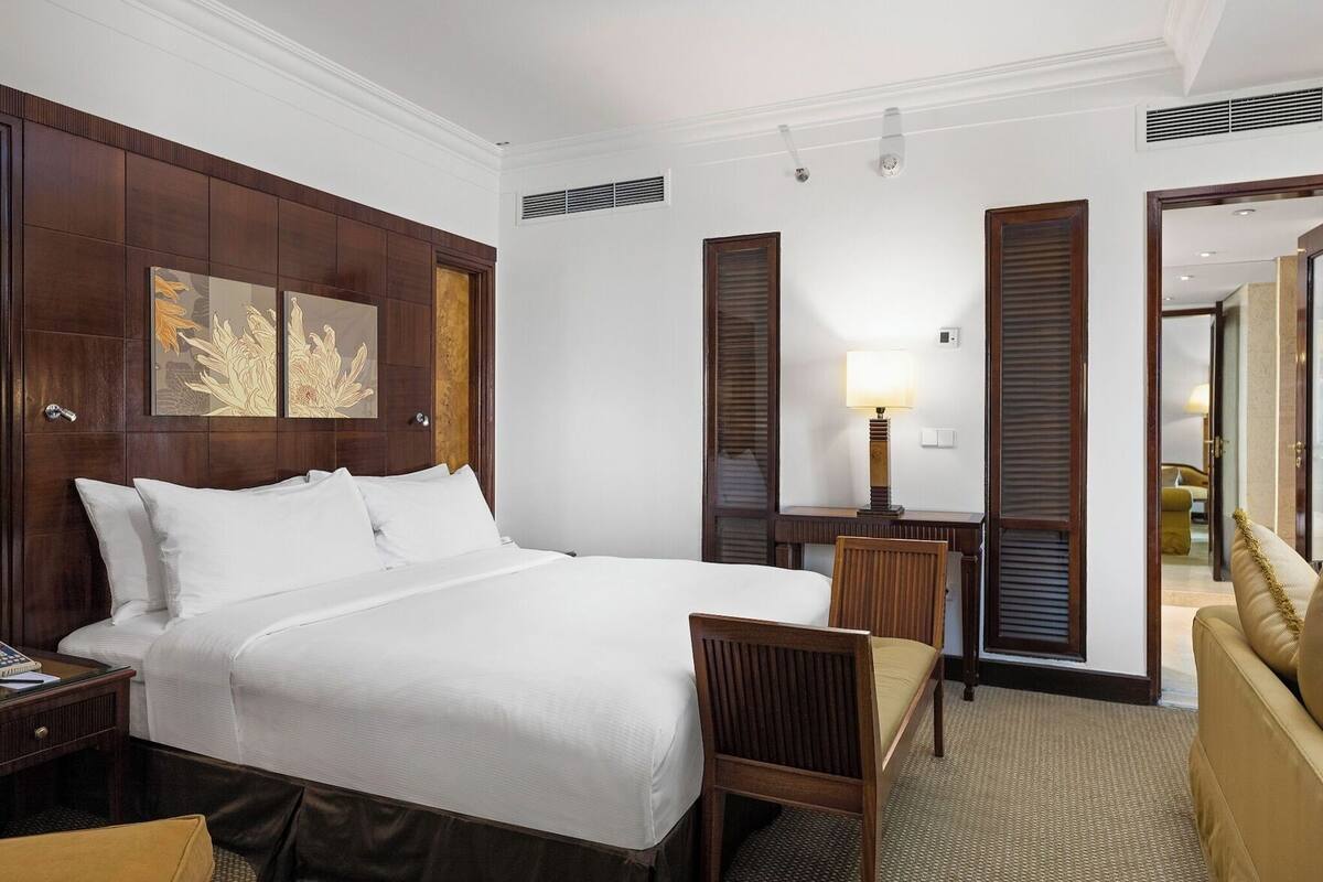 Hypo-allergenic bedding, minibar, in-room safe, desk