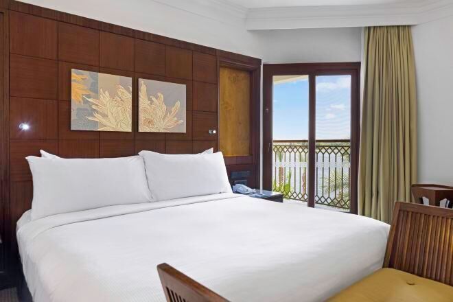 Hypo-allergenic bedding, minibar, in-room safe, desk