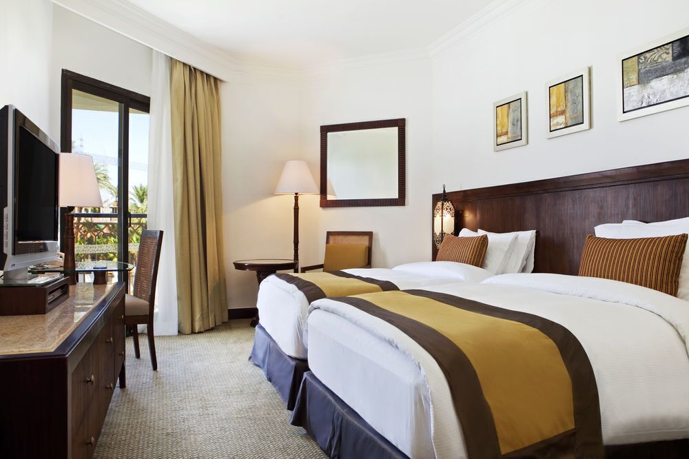 Hypo-allergenic bedding, minibar, in-room safe, desk
