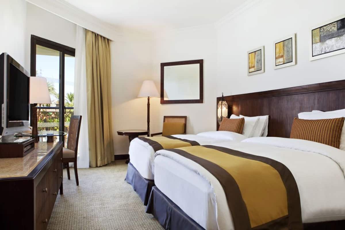 Ropa de cama hipoalergénica, minibar, caja fuerte y escritorio