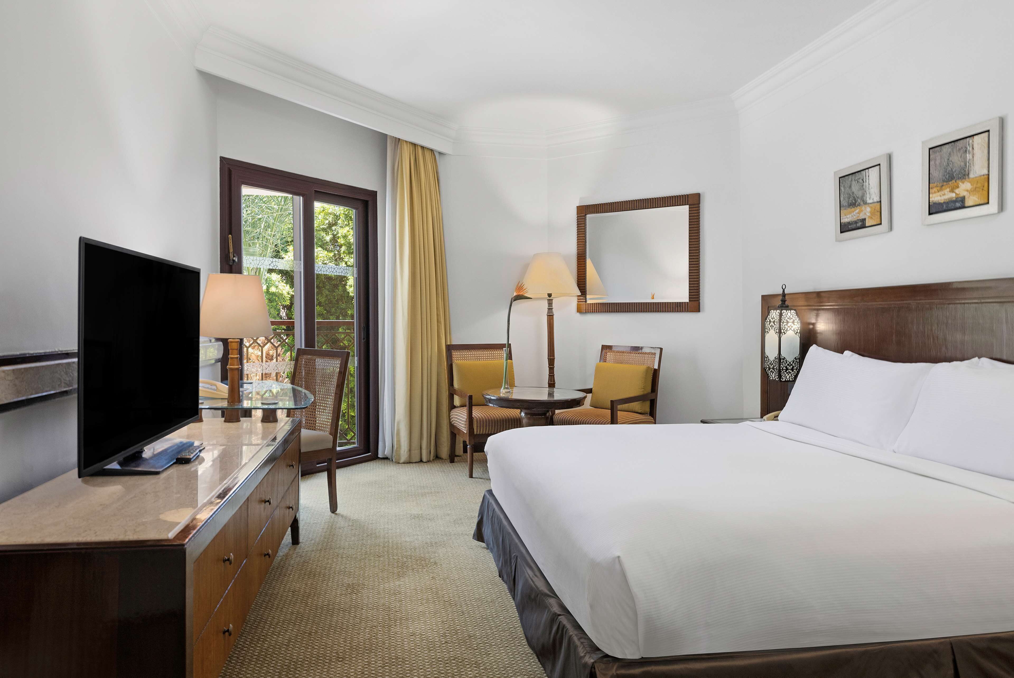 Hypo-allergenic bedding, minibar, in-room safe, desk