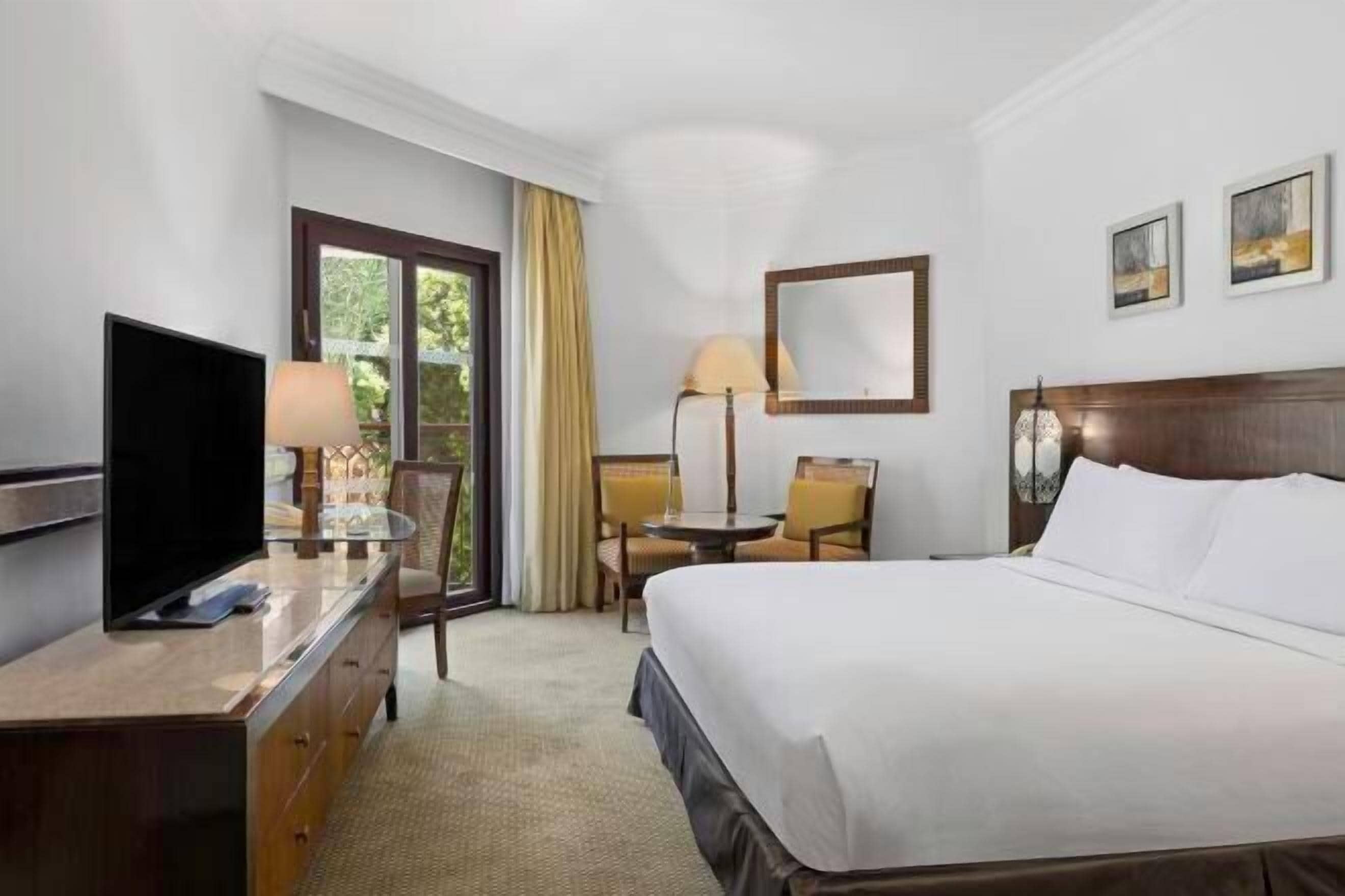 Hypo-allergenic bedding, minibar, in-room safe, desk