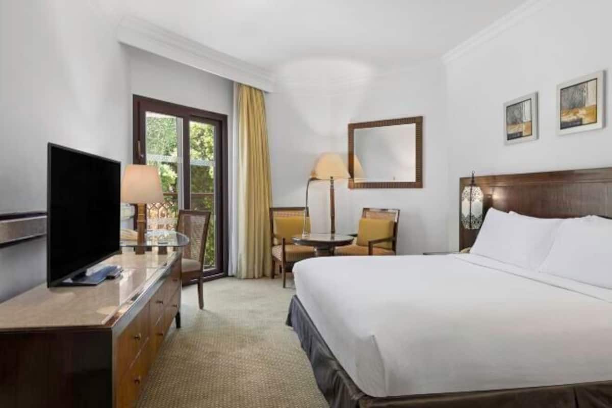 Hypo-allergenic bedding, minibar, in-room safe, desk