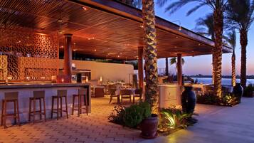 3 restaurants; breakfast, lunch and dinner served